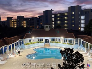 Utendørsbasseng og et oppvarmet basseng