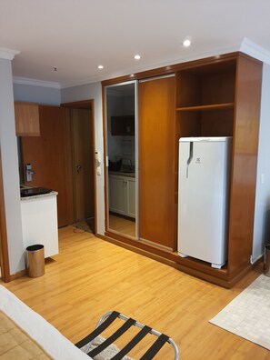 Cofres nos quartos, cortinas blackout, Wi-Fi de cortesia