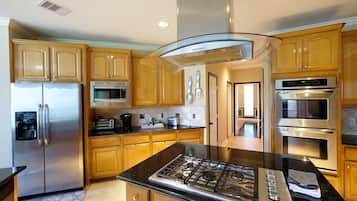 Grand House, 5 Bedrooms, Non Smoking | Private kitchen | Coffee/tea maker