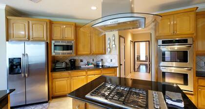 5Bdrm 3.5Bath 12Beds - HOME BIG AS TEXAS