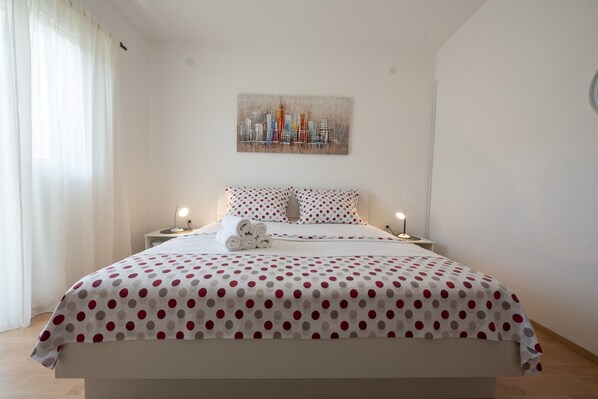 3 bedrooms, iron/ironing board, free WiFi, bed sheets