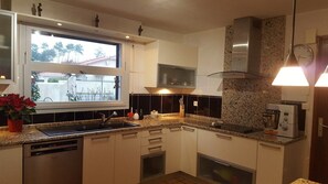 Kjøleskap, mikrobølgeovn, ovn og oppvaskmaskin