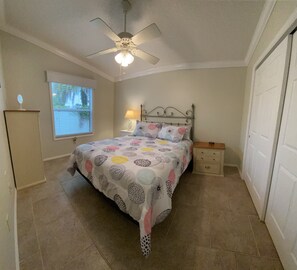 3 habitaciones, tabla de planchar con plancha, wifi y ropa de cama 