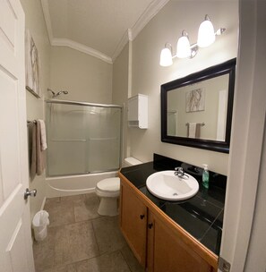 Bathtub, hair dryer, towels - Patio Villa in Bonniebrook (The Villages)