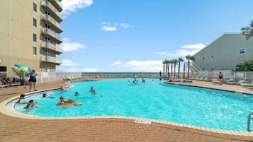 Piscine couverte, piscine extérieure