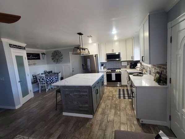 ثلاجة، ميكروويف، فرن، موقد طهي مسطح