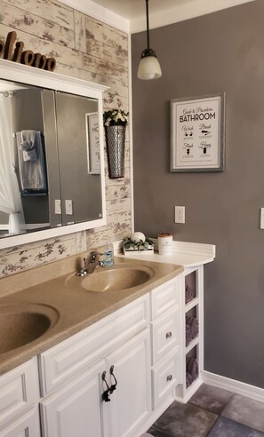 وحدات دش مع أحواض استحمام، حوض استحمام بنظام ضخ المياه، مجففات شعر