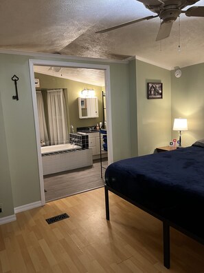 3 habitaciones, tabla de planchar con plancha, wifi y ropa de cama 