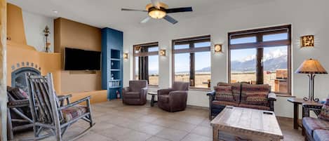 Smart TV, chimenea y libros