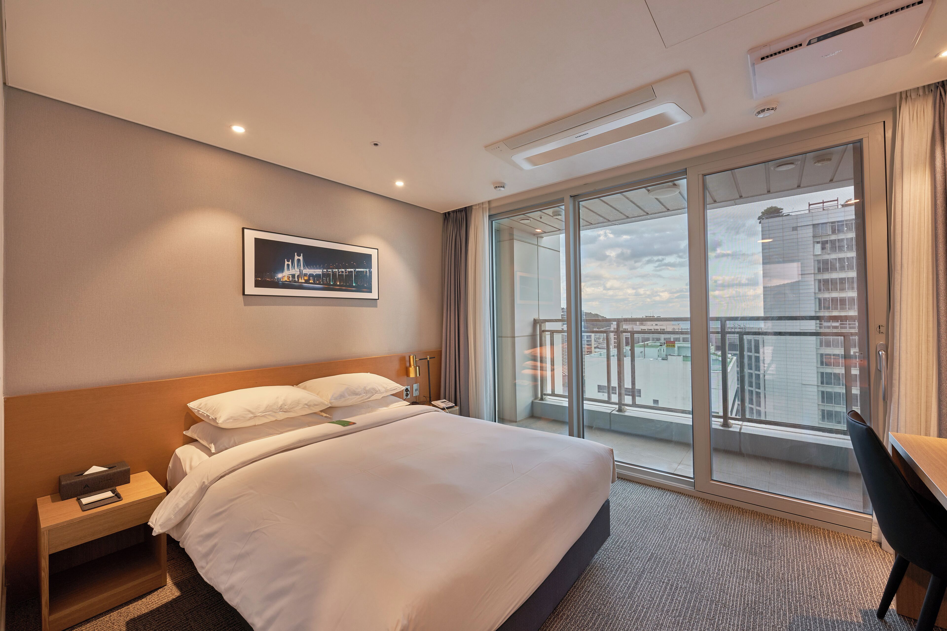 واي فاي مجانًا وملاءات أسرّة