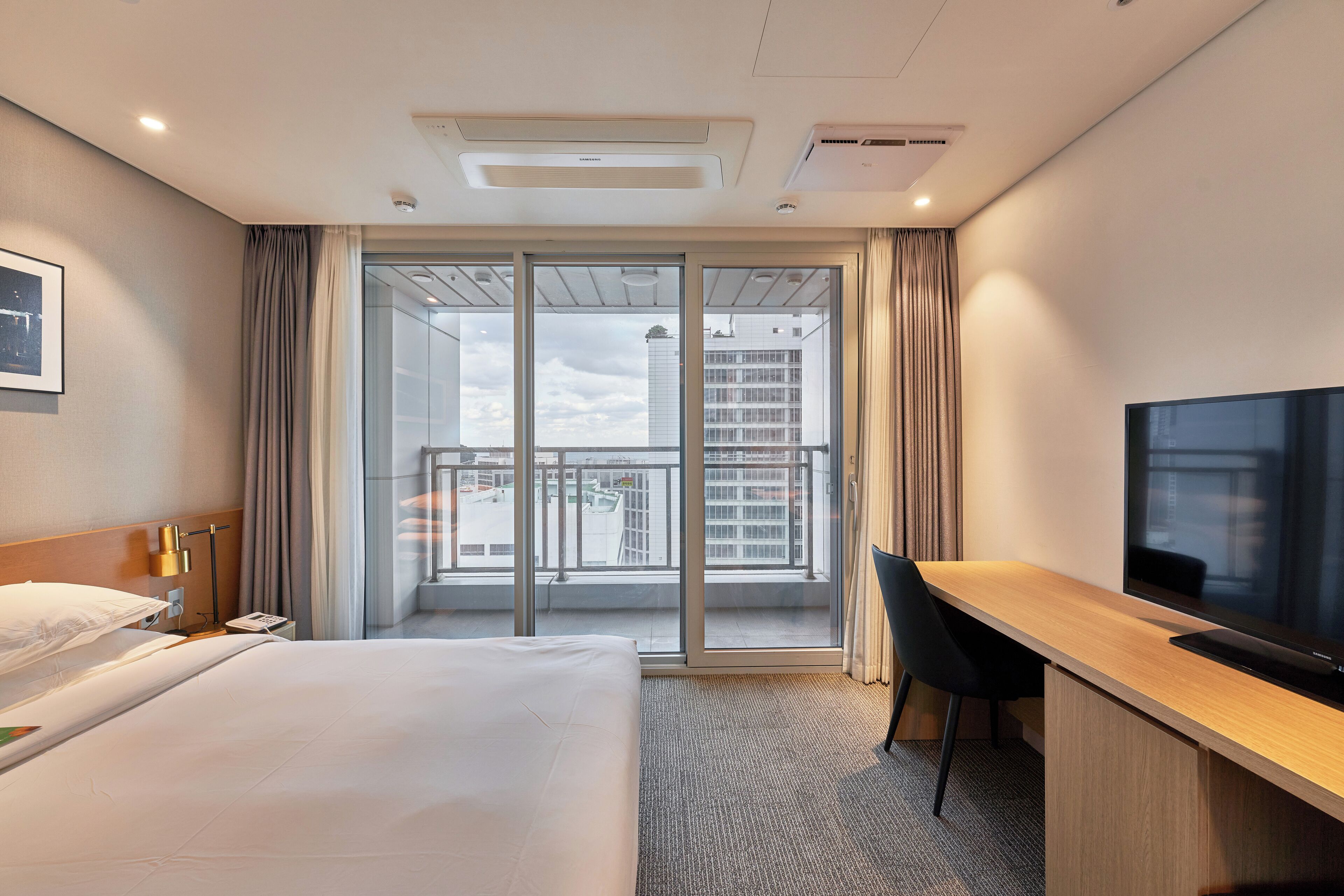 واي فاي مجانًا وملاءات أسرّة