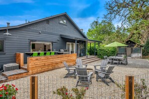 Outdoor dining - Discover Sonoma's charm, just a quick 17-min drive to Napa Valley Wine Train (Sonoma)