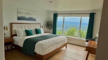 4 bedrooms, desk, iron/ironing board, free WiFi