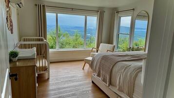 4 bedrooms, desk, iron/ironing board, free WiFi