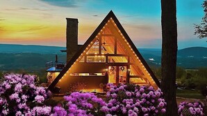 A triangular-shaped building with a balcony and a view of the landscape. - A-frame W/ Hot-tub, Mountain View & tennis court (Newport)