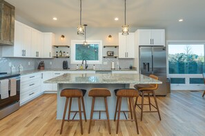 Een koelkast, een magnetron, een oven, een kookplaat