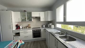 Een koelkast, een microgolfoven, een oven, een kookplaat