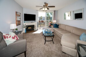 Televisión, chimenea, futbolito y tenis de mesa 