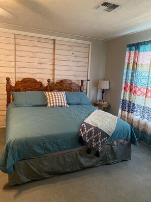 2 bedrooms, in-room safe, desk, iron/ironing board - Cow Creek Farmhouse w/Kitchenette spacious quit countryside (Calvert)