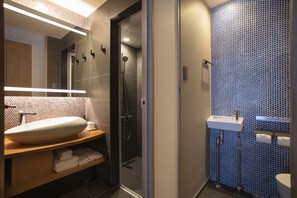 Habitación con 2 camas individuales, no fumadores (with Shower) | Baño | Artículos de higiene personal gratuitos, secador de pelo y zapatillas