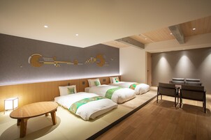 Family Quadruple Room, Non Smoking (Deluxe Family Room) | Peralatan tempat tidur hipoalergenik, peti besi dalam bilik 