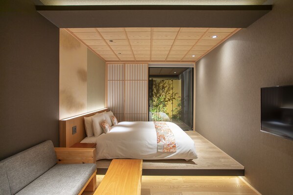 Queen Room with Shower, Non Smoking | Hypo-allergenic bedding, in-room safe, individually decorated, desk - HOTEL LEGASTA Kyoto Higashiyama Sanjo (Kyoto)