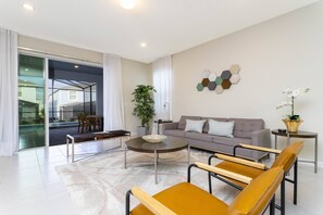 Flat-screen TV - Beautiful 6 Bedroom Home w/ Private Pool and Spa at Windsor Island (Davenport)