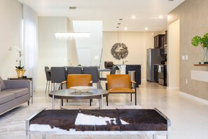 Flat-screen TV - Beautiful 6 Bedroom Home w/ Private Pool and Spa at Windsor Island (Davenport)