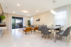House (6 Bedrooms) | Interior