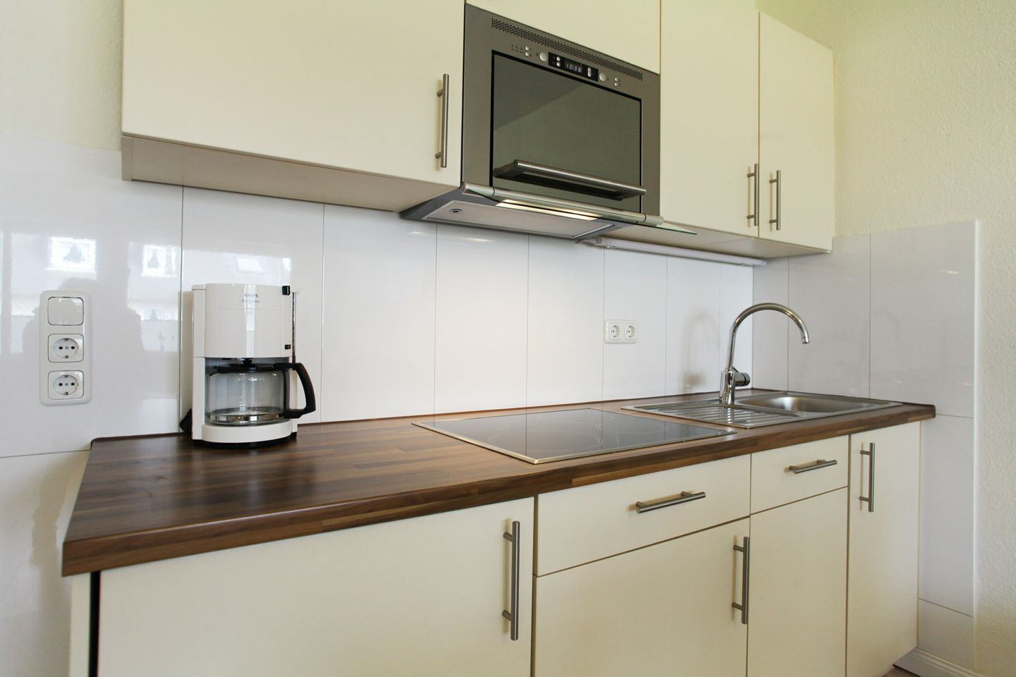Coffee/tea maker, fridge, microwave, stovetop