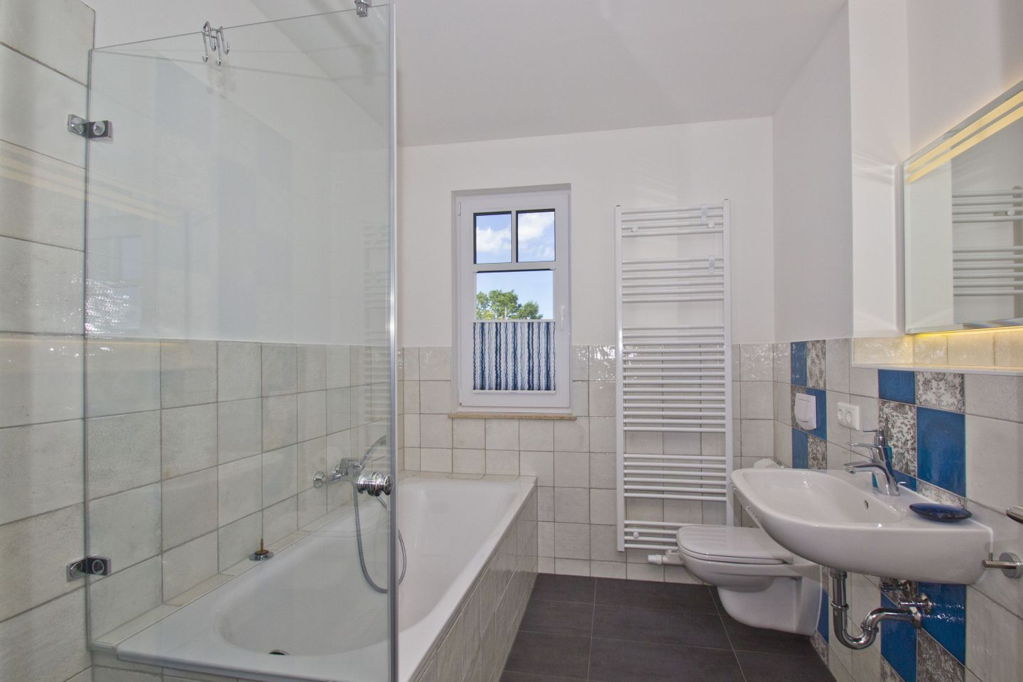 Ein modernes Badezimmer mit einer Duschkabine, einer eingebauten Toilette und einem Waschbecken.