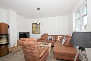 Fernseher, Kamin, DVD-Player, Stereoanlage