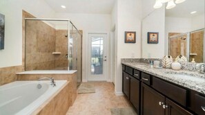 Ferienhaus (6 Bedrooms) | Badezimmer | Dusche, Handtücher