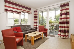 Unclassified image, 4 of 20, button - Terrace, free use of the AHOI adventure pool and sauna - Villa Antje FeWo 04 - (Göhren)