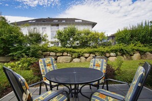 Unclassified image, 3 of 20, button - Terrace, free use of the AHOI adventure pool and sauna - Villa Antje FeWo 04 - (Göhren)