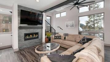 Een televisie, een open haard en een stereo