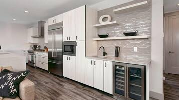 Een koelkast, een magnetron, een oven, een kookplaat