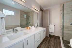 Baignoire, douche à « effet pluie », sèche-cheveux, serviettes fournies