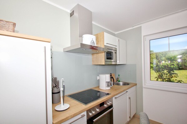 Réfrigérateur, four à micro-ondes, un four, surface de cuisson