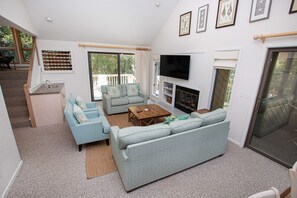 Fernseher, Kamin, DVD-Player, Bücher