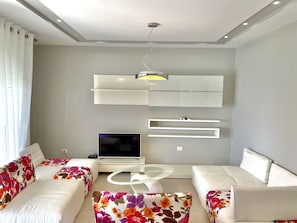 Deluxe Suite | Living area | Smart TV, Netflix, pay movies, streaming services