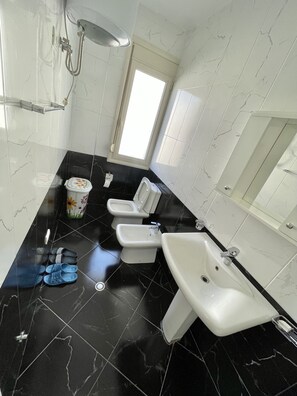 Comfort Apartment | Bathroom