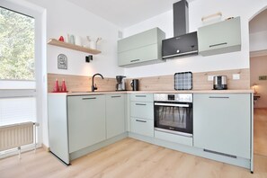 Fridge, oven, stovetop, dishwasher