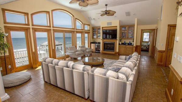 Télévision à écran plat, cheminée, lecteur de DVD, baby-foot