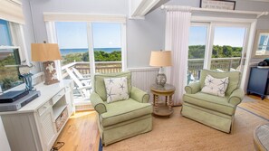 Fernseher, Kamin, DVD-Player, Bücher