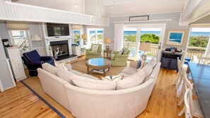 Fernseher, Kamin, DVD-Player, Bücher