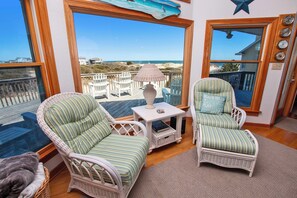 Télévision, cheminée, livres