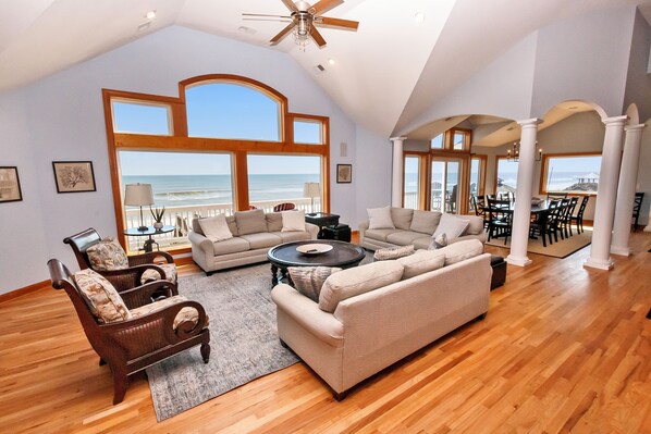 Télévision à écran plat, cheminée, lecteur de DVD, baby-foot