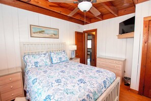 3 bedrooms, travel cot, free WiFi, bed sheets - OCEANFRONT, Ocean views, Dogs Welcome! KH10, Beach House (Kitty Hawk)