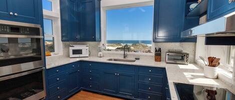 Full-sized fridge, microwave, oven, stovetop